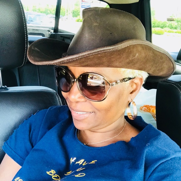 Meet your Posher, Linda - Picture 1 of 1